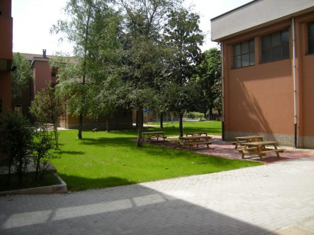 2008 Plesso Martiri della Libertà. Area gioco pavimentata