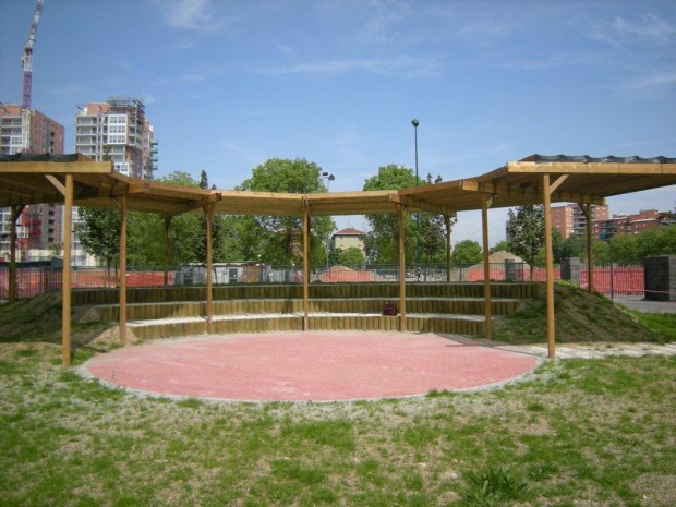 2008 Scuola elementare Pascoli. Teatrino coperto
